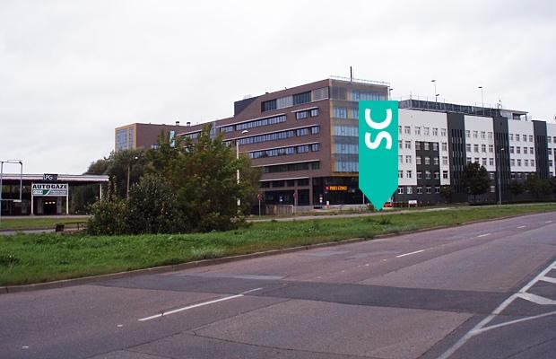 Moderns biroju ēka centrā