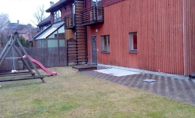 Izīrējam 3-stāvu māju klusā, prestižā Rīgas rajonā- Ķīpsalā