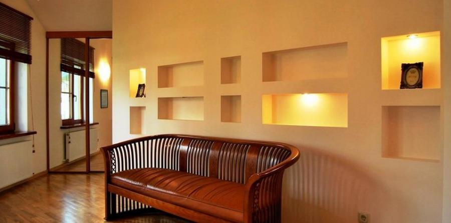 Izīrē siltu, gaišu māju ar iekoptu, skaistu dārzu, blakus ezeram un upei. 