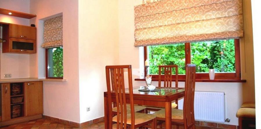 Izīrē siltu, gaišu māju ar iekoptu, skaistu dārzu, blakus ezeram un upei. 