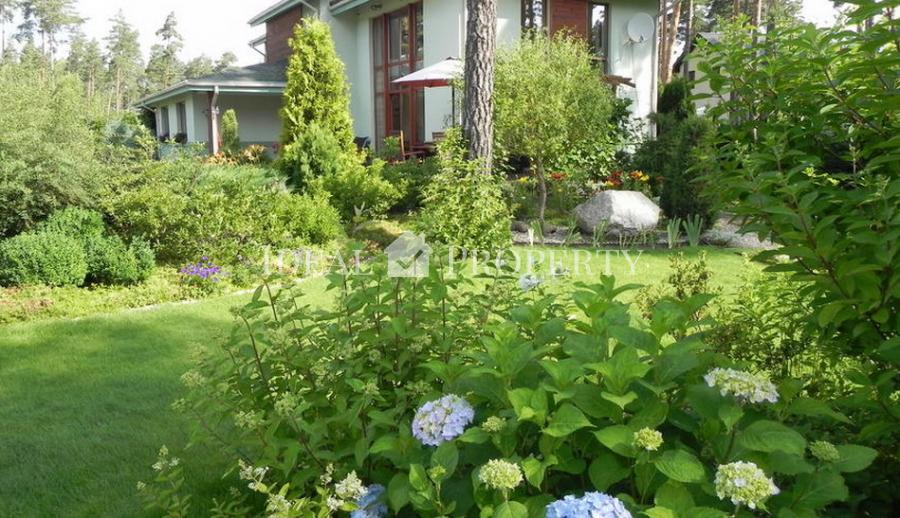 Izīrē siltu, gaišu māju ar iekoptu, skaistu dārzu, blakus ezeram un upei. 