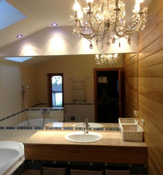 Izīrē siltu, gaišu māju ar iekoptu, skaistu dārzu, blakus ezeram un upei. 