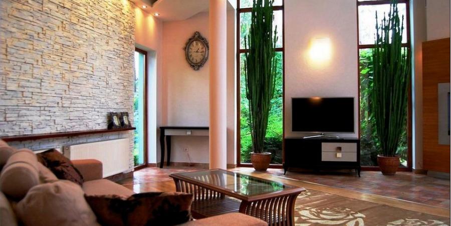 Izīrē siltu, gaišu māju ar iekoptu, skaistu dārzu, blakus ezeram un upei. 