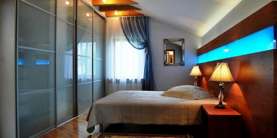 Izīrē siltu, gaišu māju ar iekoptu, skaistu dārzu, blakus ezeram un upei. 