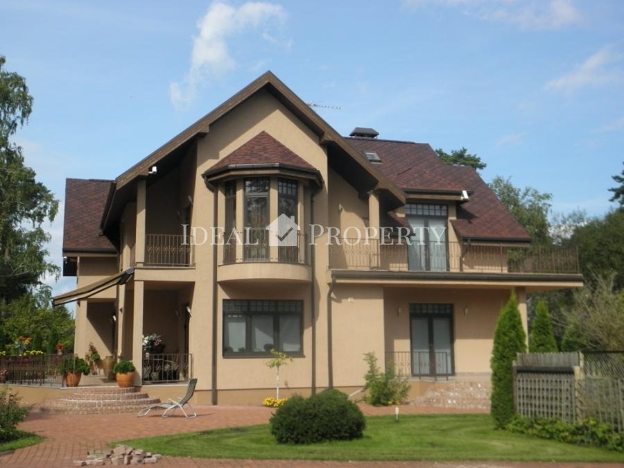 Is offering for sale and rent a spacious house in Asari, Jurmala.