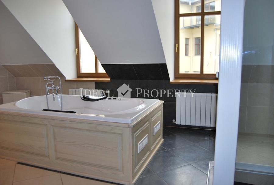 It is offered for rent duplex apartment with 6 rooms in the center.