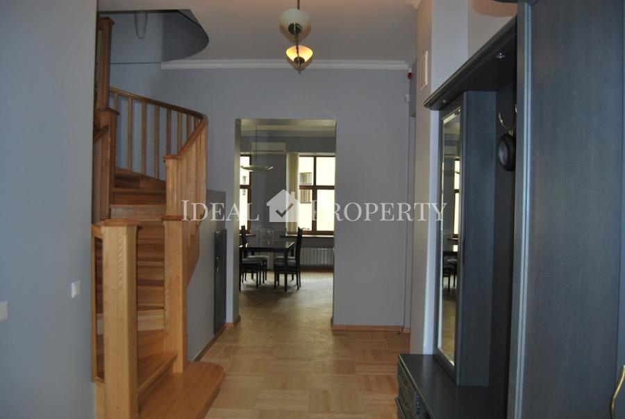 It is offered for rent duplex apartment with 6 rooms in the center.