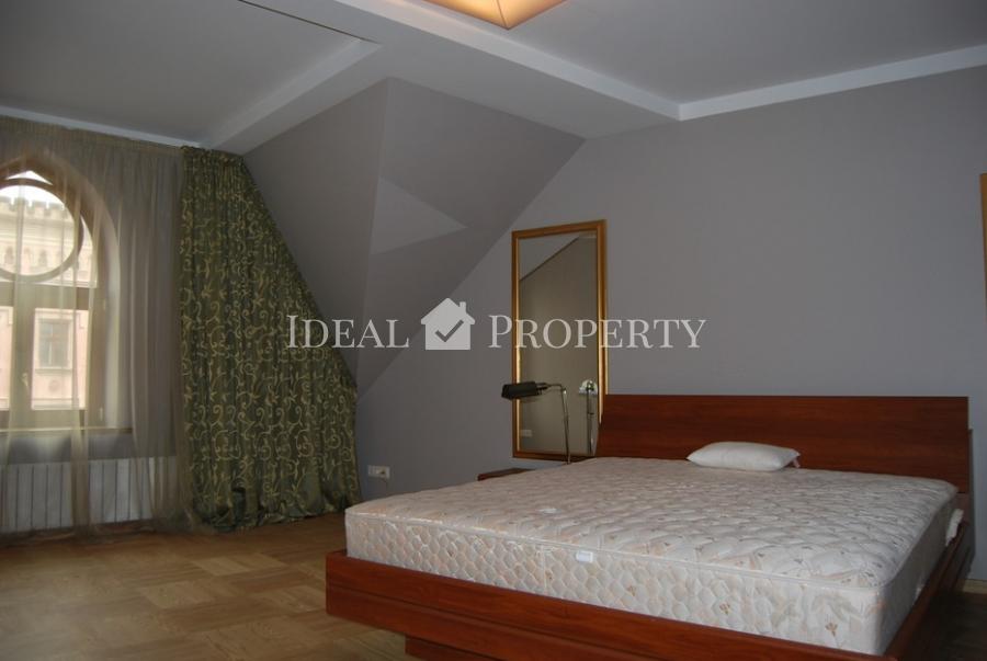 It is offered for rent duplex apartment with 6 rooms in the center.