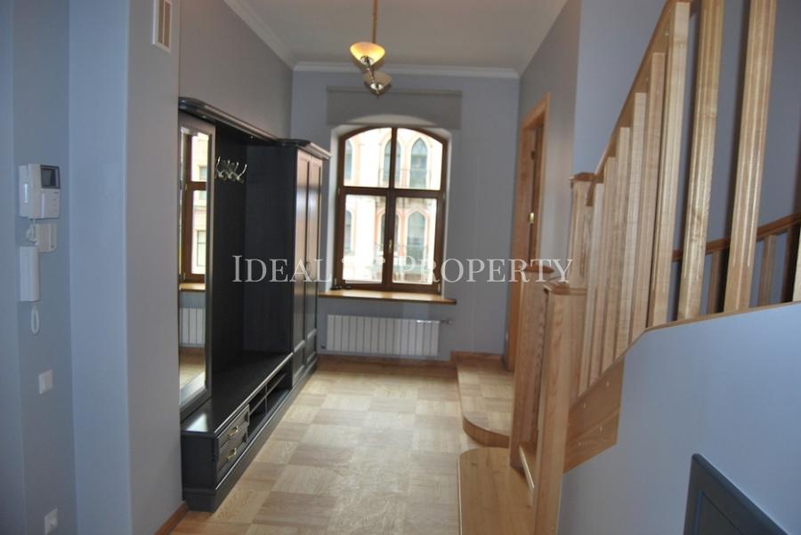 It is offered for rent duplex apartment with 6 rooms in the center.