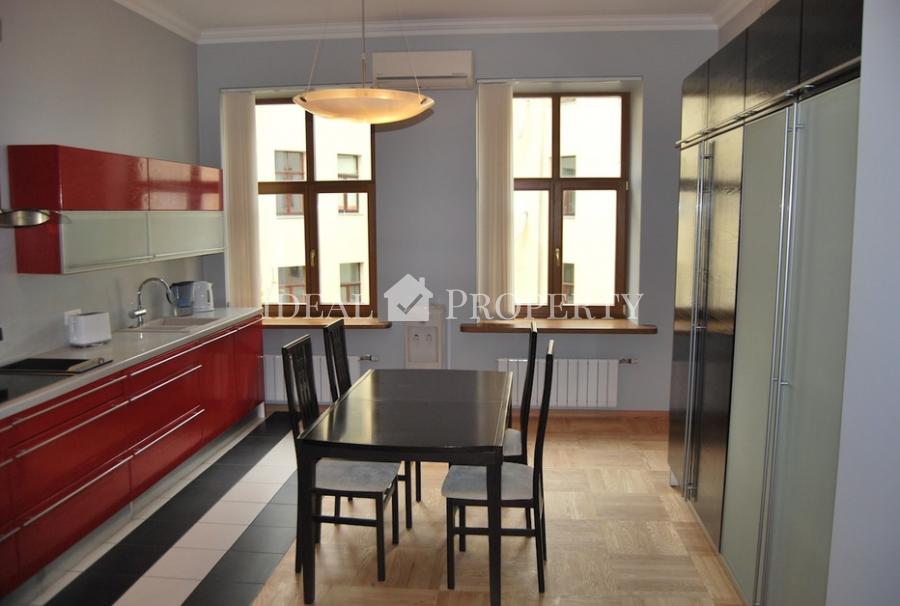 It is offered for rent duplex apartment with 6 rooms in the center.