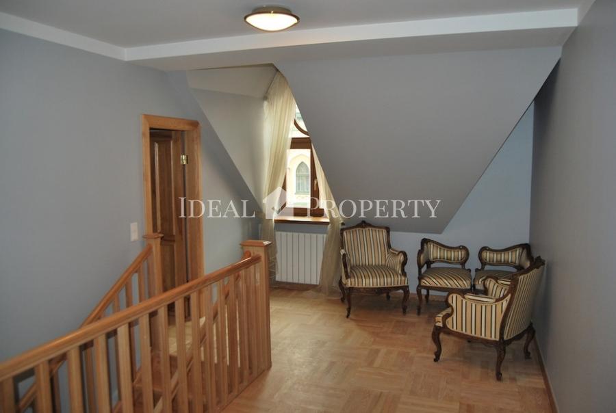 It is offered for rent duplex apartment with 6 rooms in the center.