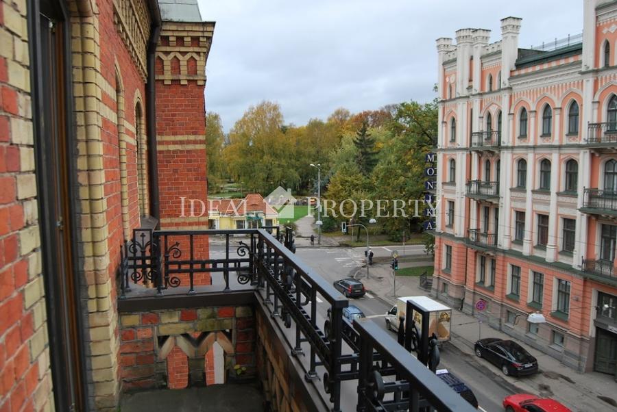 Tiek izīrēts duplex dzīvoklis ar 6 istabām centrā Pulkveža Brieža ielā. 