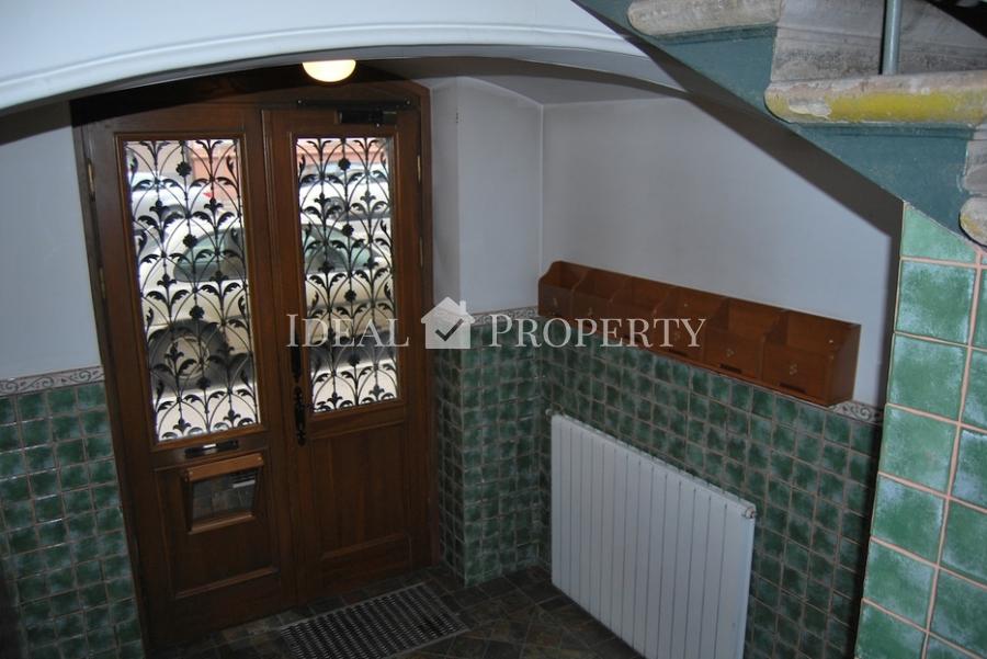 It is offered for rent duplex apartment with 6 rooms in the center.