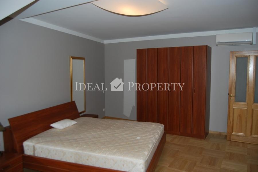 It is offered for rent duplex apartment with 6 rooms in the center.