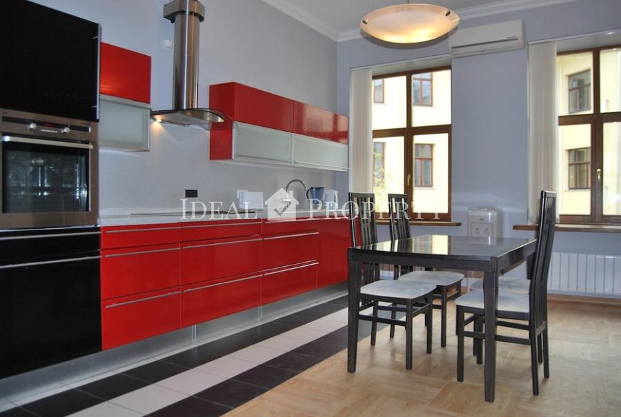 It is offered for rent duplex apartment with 6 rooms in the center.