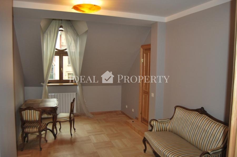 It is offered for rent duplex apartment with 6 rooms in the center.