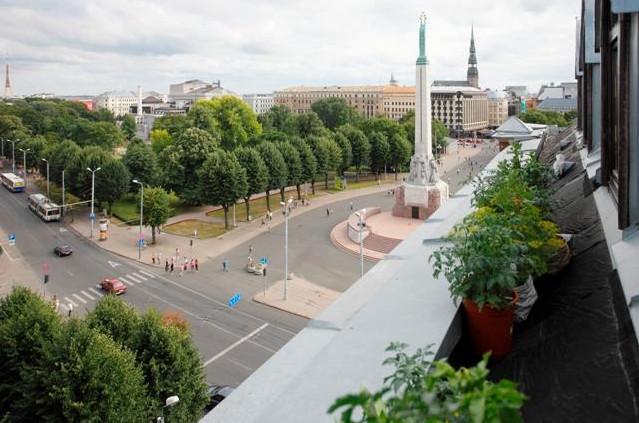 Мансардная квартира с террасой в центре, напротив памятника свободы.