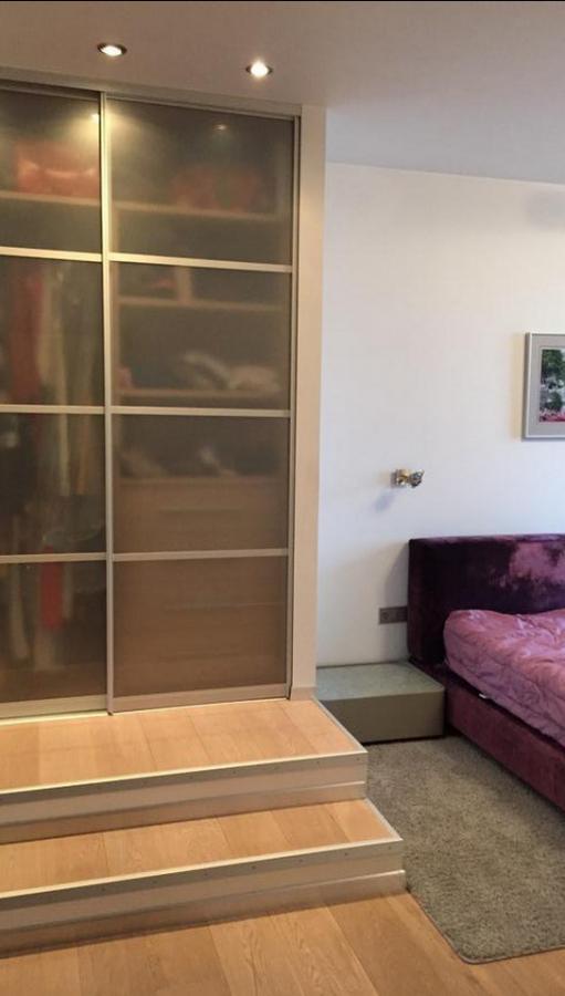 Уютная и светлая квартира с балконом в реновированном доме с лифтом.