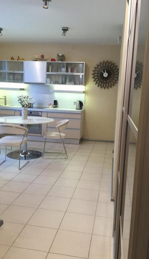 Уютная и светлая квартира с балконом в реновированном доме с лифтом.