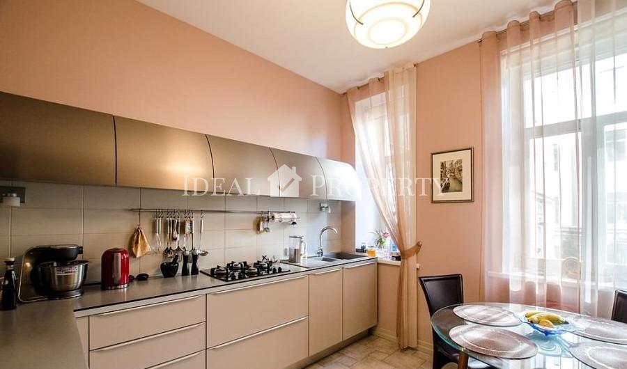 Beautiful apartment in a prestigious area of the embassies, in a completely renovated building.