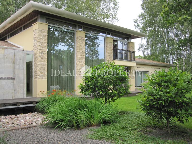 На одной из тихих улочек Риги, района Марупе – на улице Даугулю – располагается современная вилла