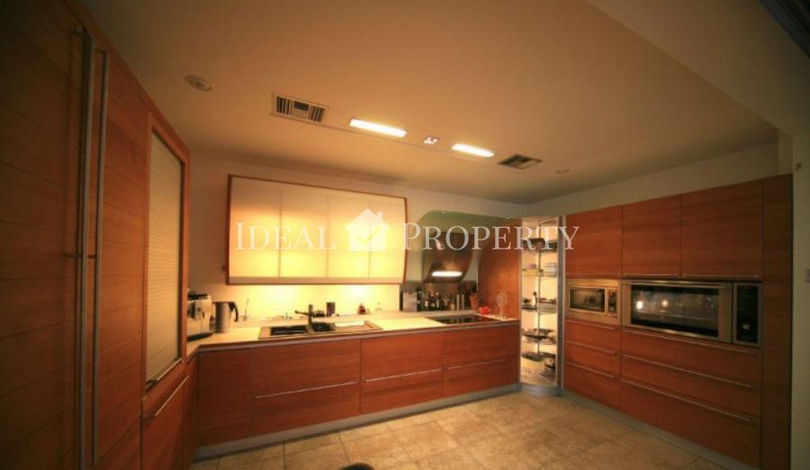 На одной из тихих улочек Риги, района Марупе – на улице Даугулю – располагается современная вилла