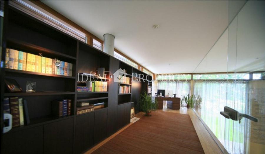 На одной из тихих улочек Риги, района Марупе – на улице Даугулю – располагается современная вилла