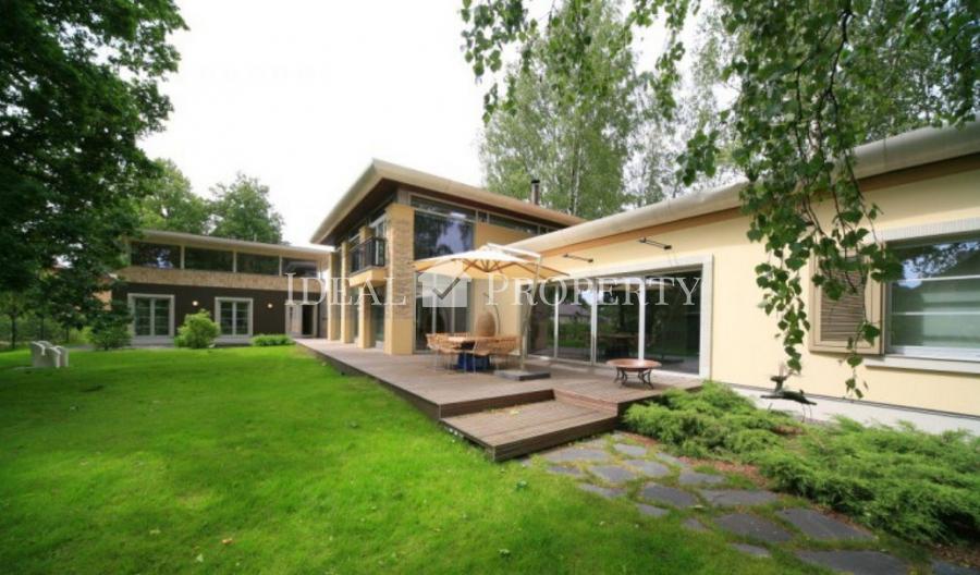 На одной из тихих улочек Риги, района Марупе – на улице Даугулю – располагается современная вилла