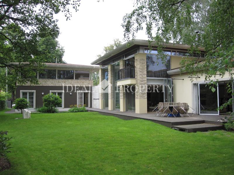 На одной из тихих улочек Риги, района Марупе – на улице Даугулю – располагается современная вилла