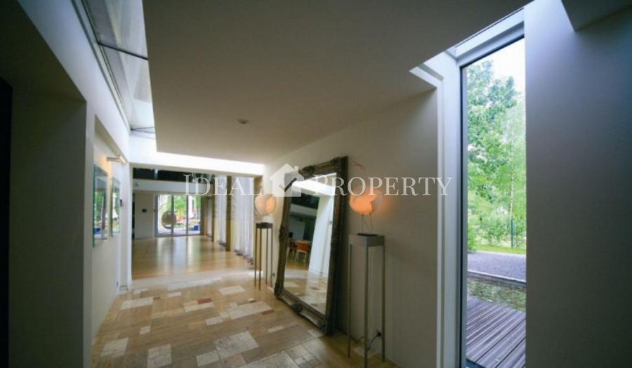 На одной из тихих улочек Риги, района Марупе – на улице Даугулю – располагается современная вилла