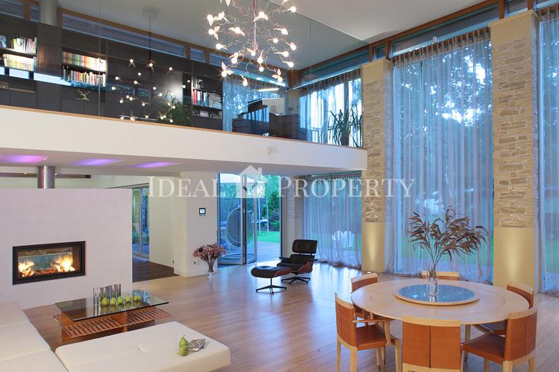 На одной из тихих улочек Риги, района Марупе – на улице Даугулю – располагается современная вилла