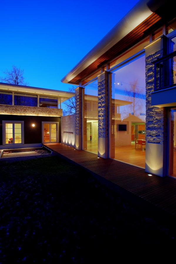 На одной из тихих улочек Риги, района Марупе – на улице Даугулю – располагается современная вилла