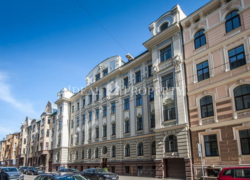 An elegant  apartment in the embassy district for sale