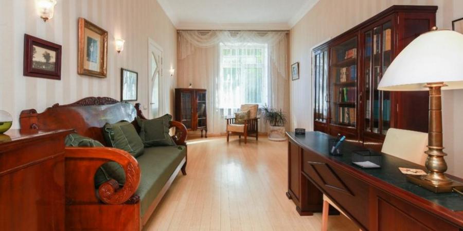 Apartment for rent in the embassy area in the quiet center, close to the parks.