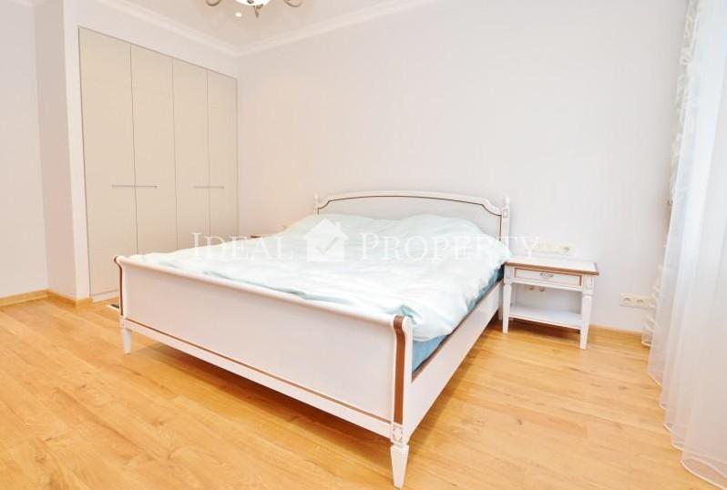 For rent we offer an attractive and warm 2 bedroom apartment in Embassy area.