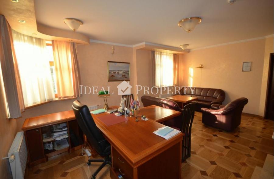 Продажа 3-этажного офисного здания в районе Тейки. 