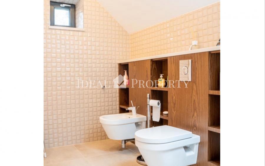 Продается эксклюзивный двухэтажный дом в Салиене прямо напротив международной школы Exupery. 