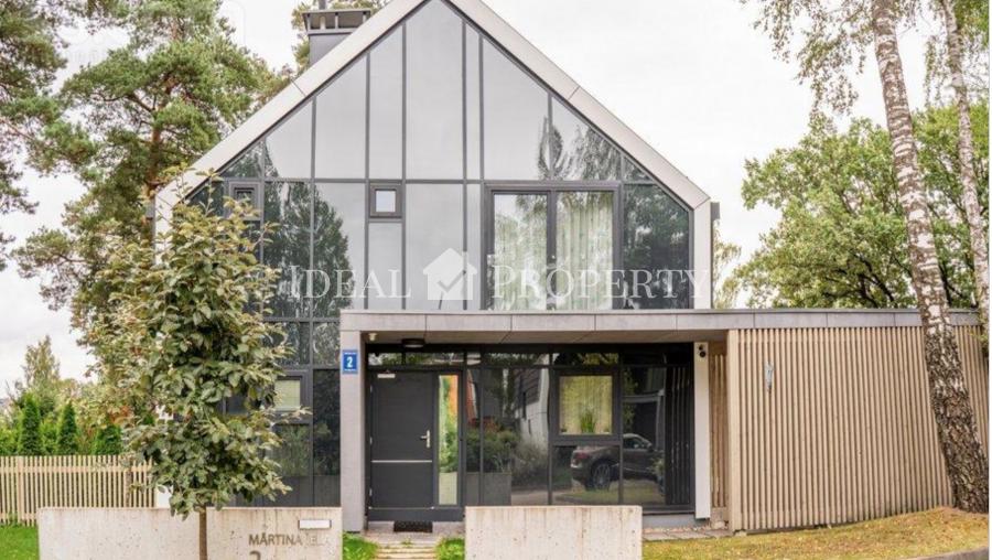 Продается эксклюзивный двухэтажный дом в Салиене прямо напротив международной школы Exupery. 