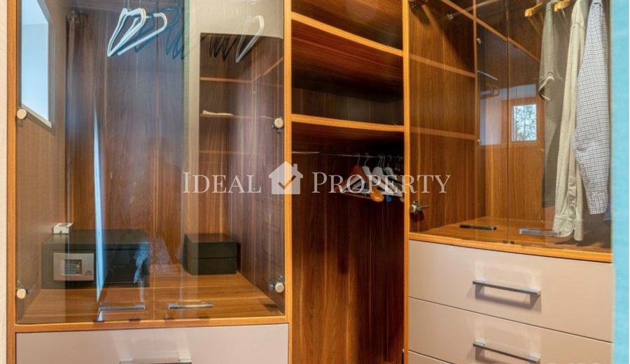 Продается эксклюзивный двухэтажный дом в Салиене прямо напротив международной школы Exupery. 