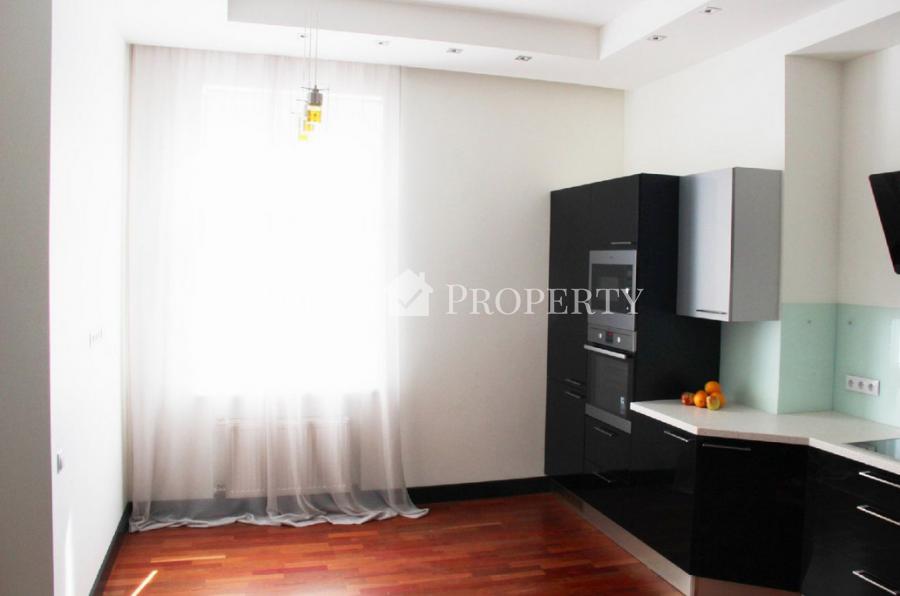 Fully repaired 3-room flat near the nacional theatre.