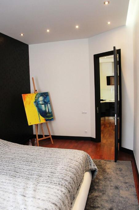 Fully repaired 3-room flat near the nacional theatre.