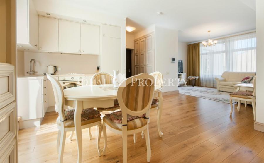 We offer a bright apartment on a quiet street in the city center. 