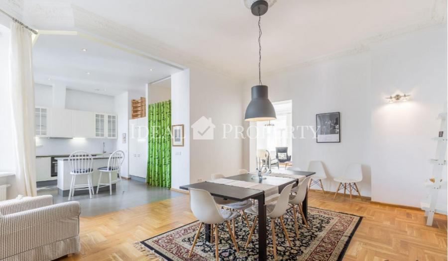 Is offered  for sale / rent a specious 3 bedroom apartment 