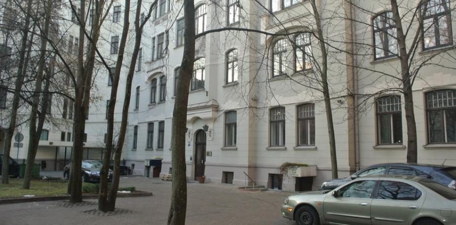 Pārdod plašu un gaišu dzīvokli renovētā pagalma mājā Pārdod plašu un gaišu dzīvokli renovētā pagalma mājā