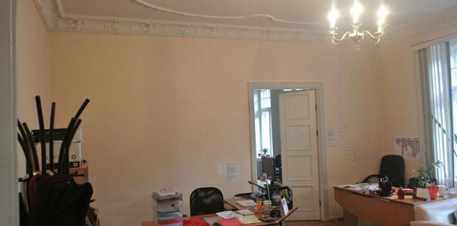 Pārdod plašu un gaišu dzīvokli renovētā pagalma mājā Pārdod plašu un gaišu dzīvokli renovētā pagalma mājā