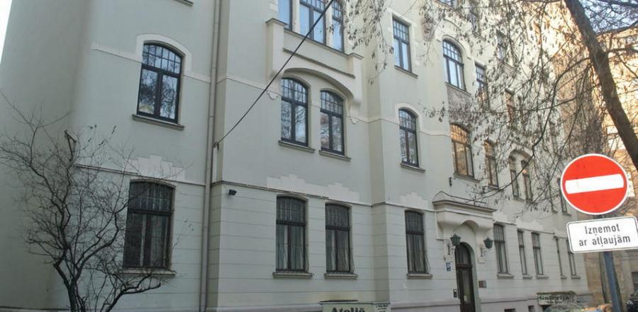 Pārdod plašu un gaišu dzīvokli renovētā pagalma mājā Pārdod plašu un gaišu dzīvokli renovētā pagalma mājā