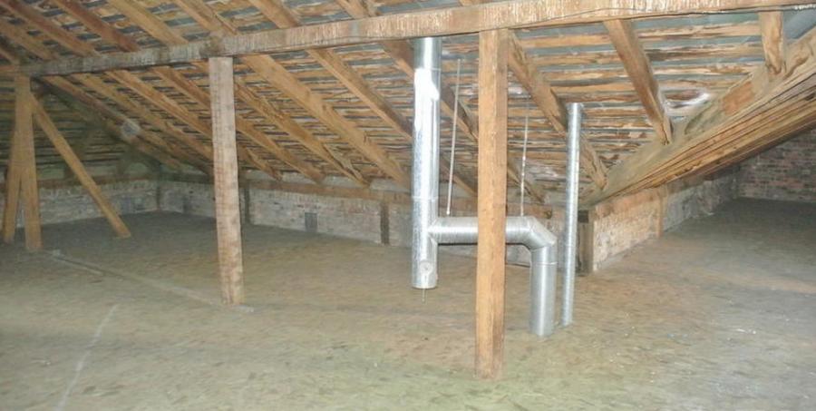 Pārdod plašu un gaišu dzīvokli renovētā pagalma mājā Pārdod plašu un gaišu dzīvokli renovētā pagalma mājā