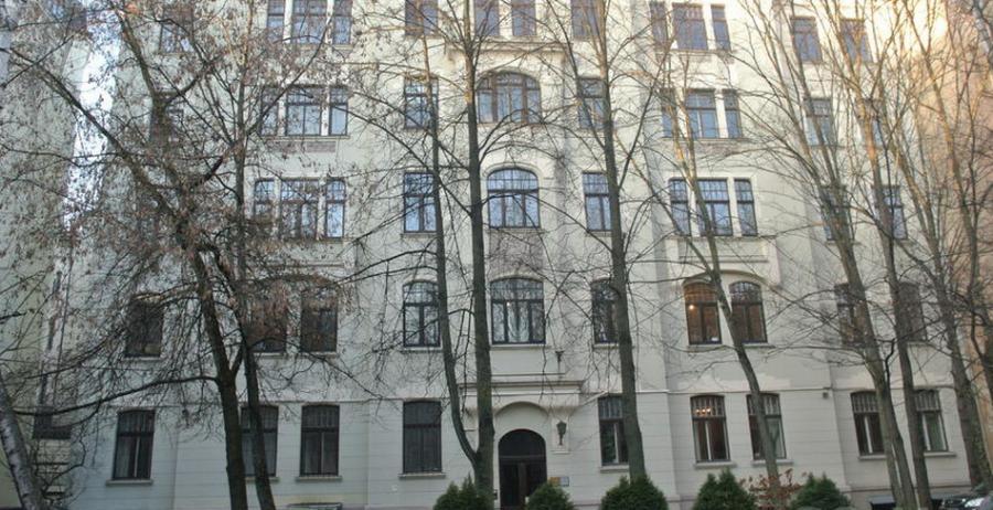 Pārdod plašu un gaišu dzīvokli renovētā pagalma mājā Pārdod plašu un gaišu dzīvokli renovētā pagalma mājā