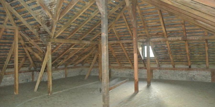 Pārdod plašu un gaišu dzīvokli renovētā pagalma mājā Pārdod plašu un gaišu dzīvokli renovētā pagalma mājā