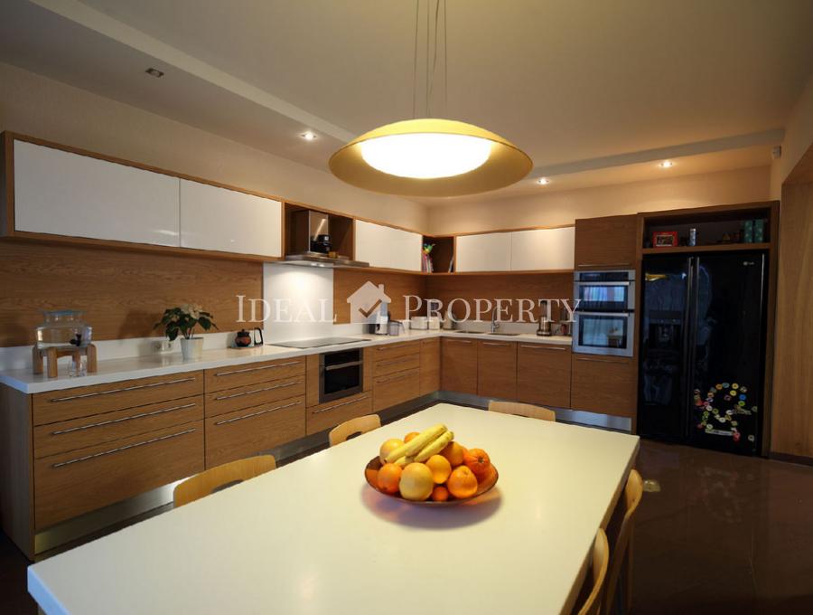 В продаже новый, семейный дом. 